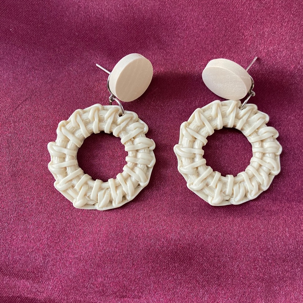 LAST ONE 💖Straw Wicker Earrings - Picture 4 of 6